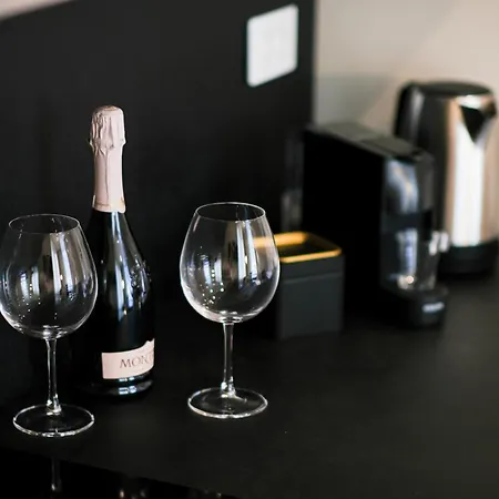 Апартаменты The Balcony Premium - 3 Min Walk To Bernina Express & Station Тирано
