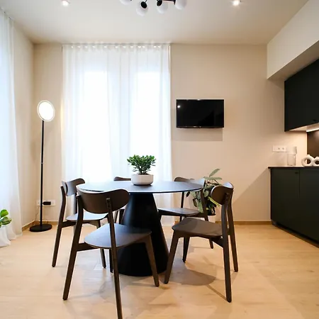 Апартаменты The Balcony Premium - 3 Min Walk To Bernina Express & Station