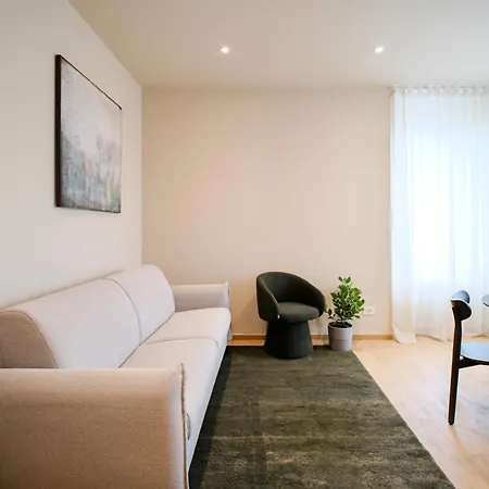 The Balcony Premium - 3 Min Walk To Bernina Express & Station *
