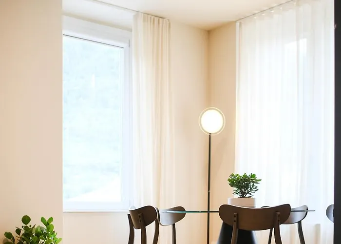 The Balcony Premium - 3 Min Walk To Bernina Express & Station *