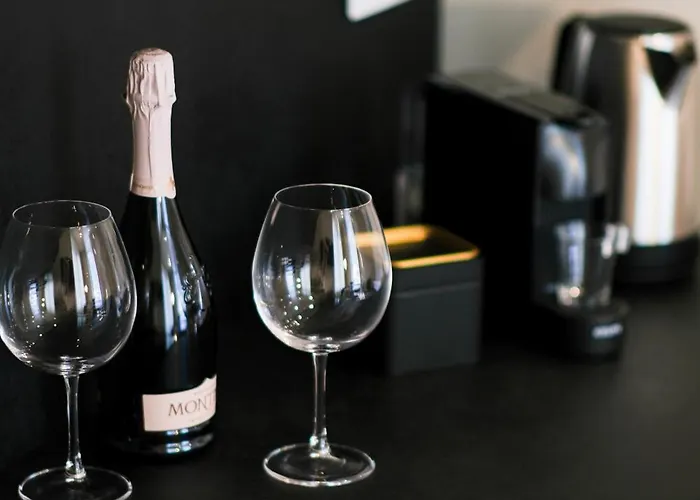 Апартаменты The Balcony Premium - 3 Min Walk To Bernina Express & Station Тирано